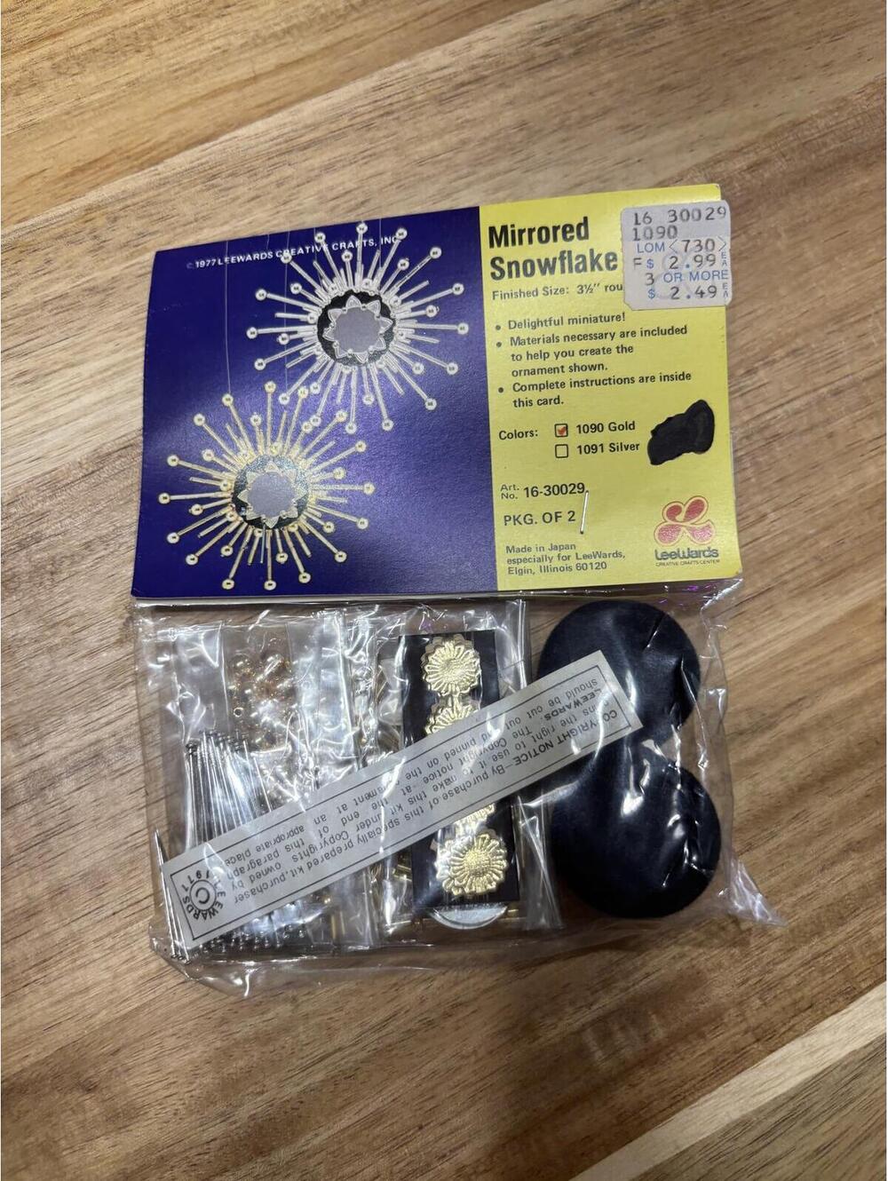 1977 LeeWards Mirrored Snowflake Ornament Craft Kit 16-30029 Gold PKG OF 2